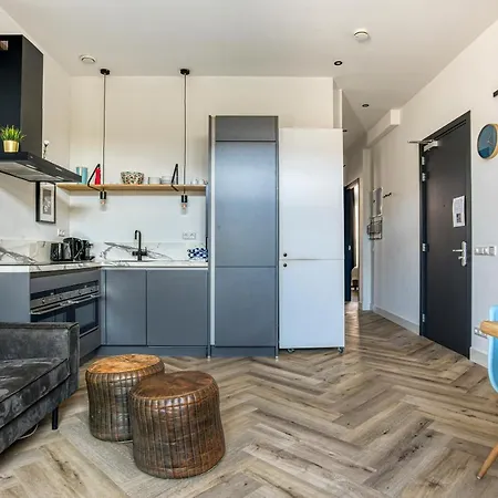 Hosted By Wendy Willem 2 * Haag