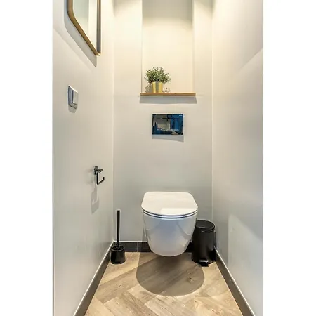 Hosted By Wendy Willem 2 * Haag