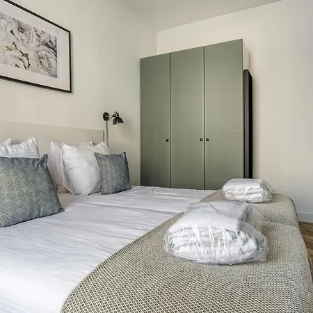 Hosted By Wendy Willem 2 *