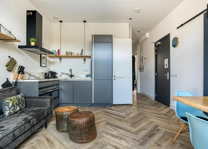 Hosted By Wendy Willem 2 * Hága