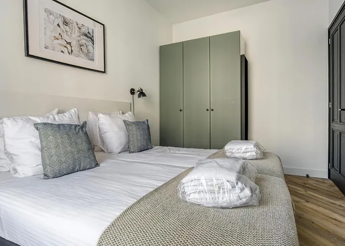 Hosted By Wendy Willem 2 *