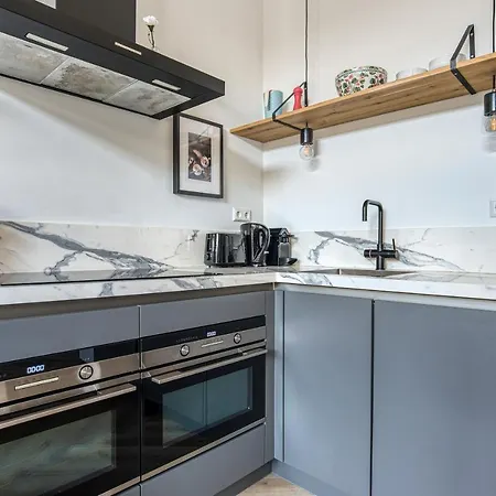 Hosted By Wendy Willem 2 * 헤이그